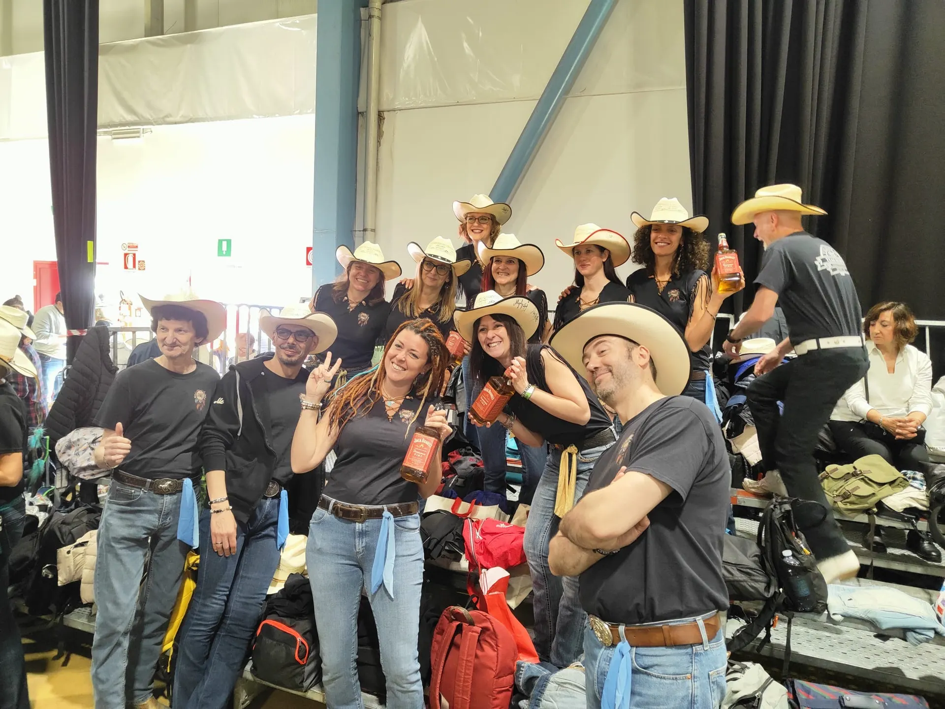 Gli Awakers al completo con i cappelli da cowboy