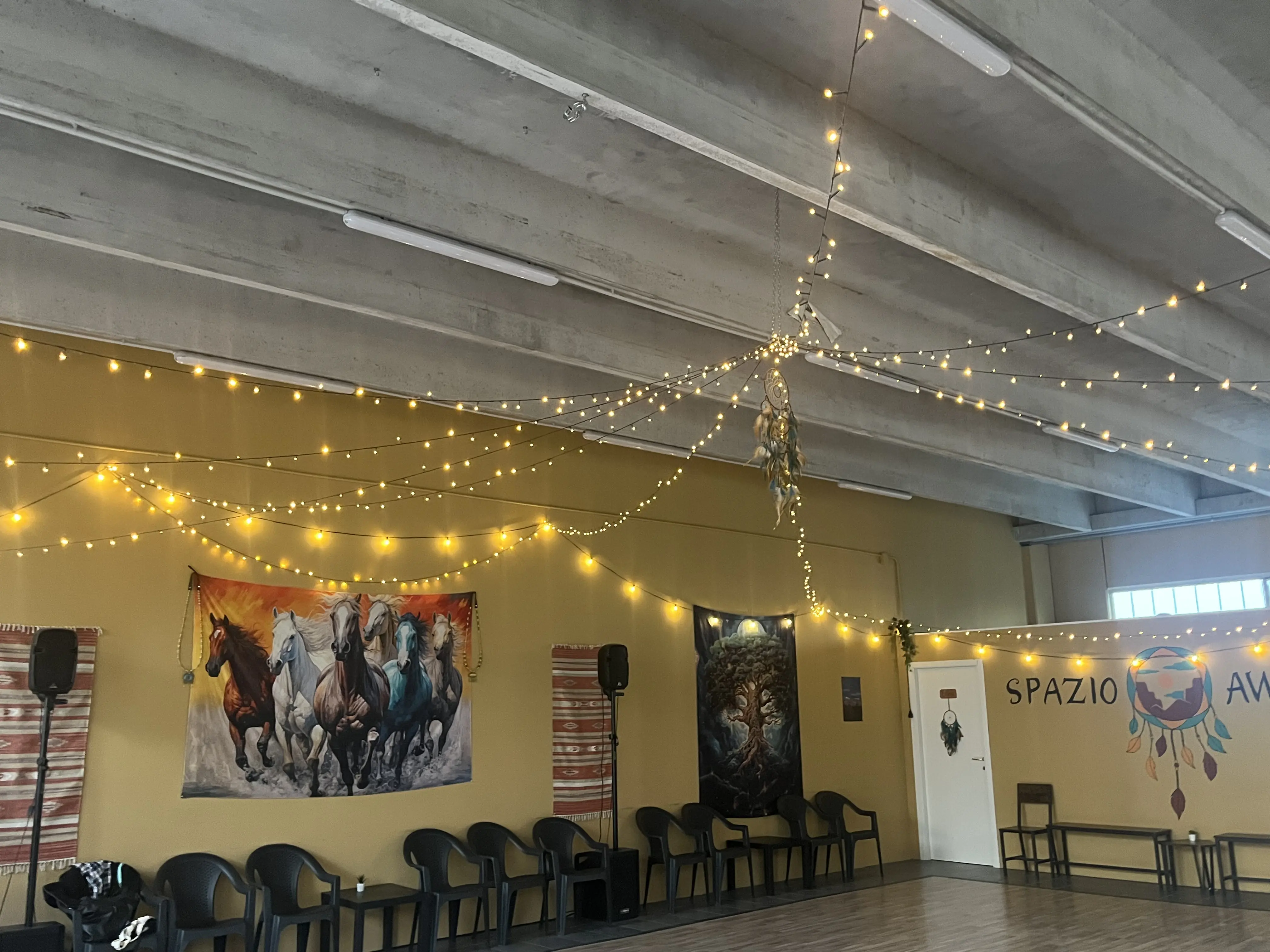 La sala di Spazio Awake con luci e decorazioni country